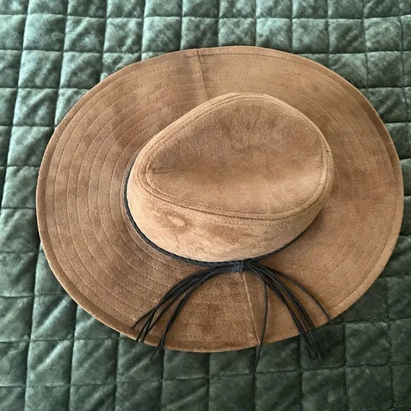 Women’s Hat - Picture 2 of 5